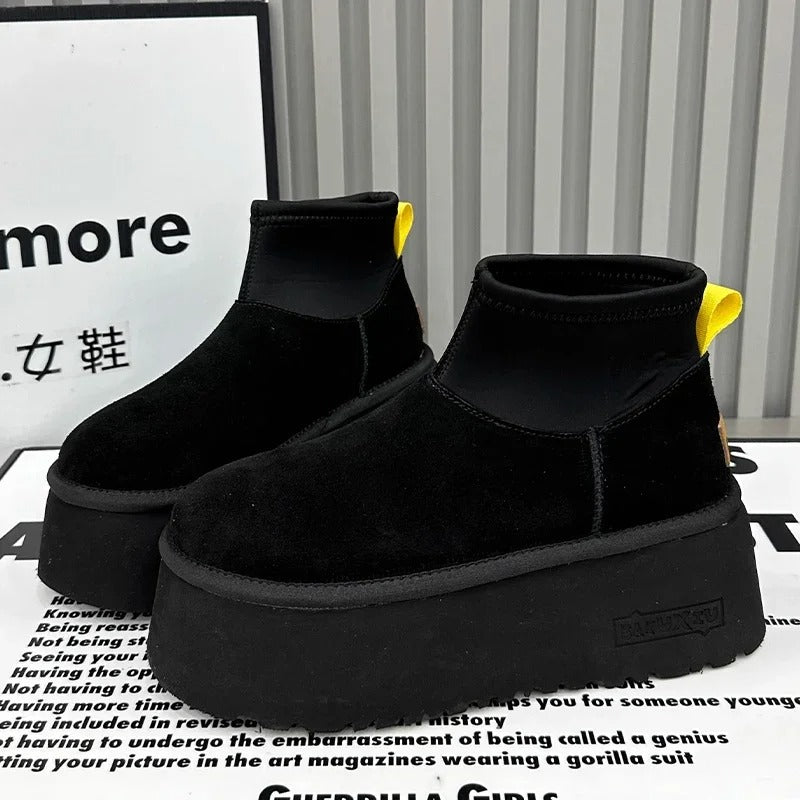 Schwarze Plateau-Stiefeletten mit gelbem Akzent, modisch und trendig, ideal für Streetwear. Perfekt für stilbewusste Schuhliebhaber.