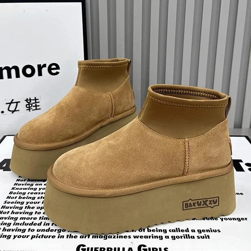 Damen Plateau-Stiefeletten in Beige, Wildleder-Optik, modisch und bequem, ideal für Herbst und Winter. Trendige Schuhe mit hohem Absatz.