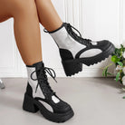 Schwarze und weiße Plateau-Schnürstiefel mit Blockabsatz, modisch und robust, ideal für trendige Herbst- und Winteroutfits. Damenstiefel.