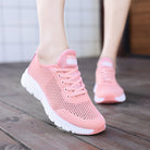 Damen Sneaker in Rosa, atmungsaktiv und leicht, ideal für Freizeit und Sport. Modischer Look mit weißer Sohle. Perfekt für den Sommer.