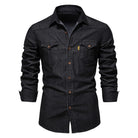 Schwarzes Jeanshemd für Herren, langärmelig, mit Knopfleiste und Brusttaschen. Ideal für Freizeit und Business. Hochwertige Denim-Qualität.