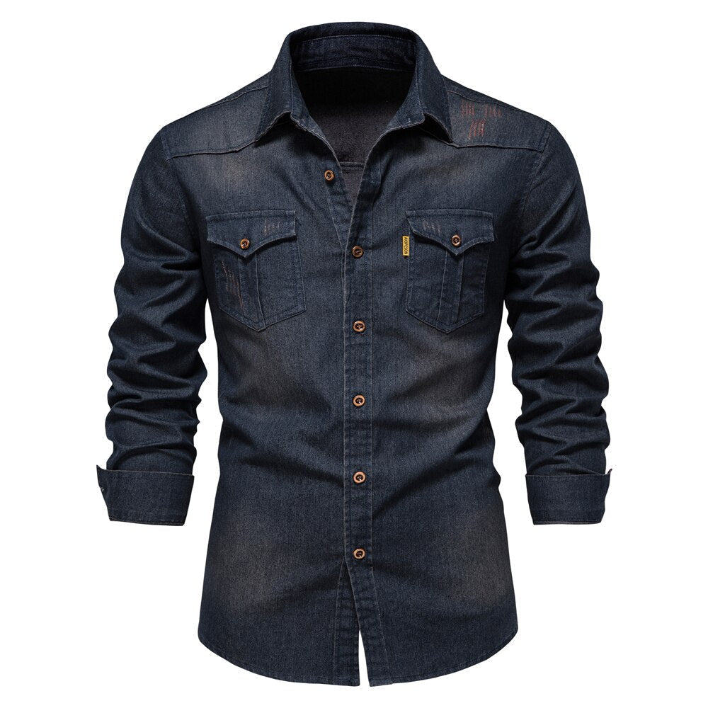 Dunkelblaues Jeanshemd für Herren, langärmelig, mit Knopfleiste und Brusttaschen. Perfekt für lässige Outfits und modische Freizeitkleidung.