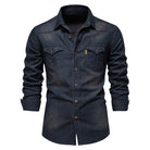 Dunkelblaues Jeanshemd für Herren, langärmelig, mit Knopfleiste und Brusttaschen. Perfekt für lässige Outfits und modische Freizeitkleidung.