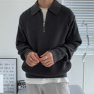 Schwarzer Strickpullover mit Reißverschluss, lässig und modern. Perfekt für Herrenmode, Herbstmode, stilvolle Freizeitkleidung.
