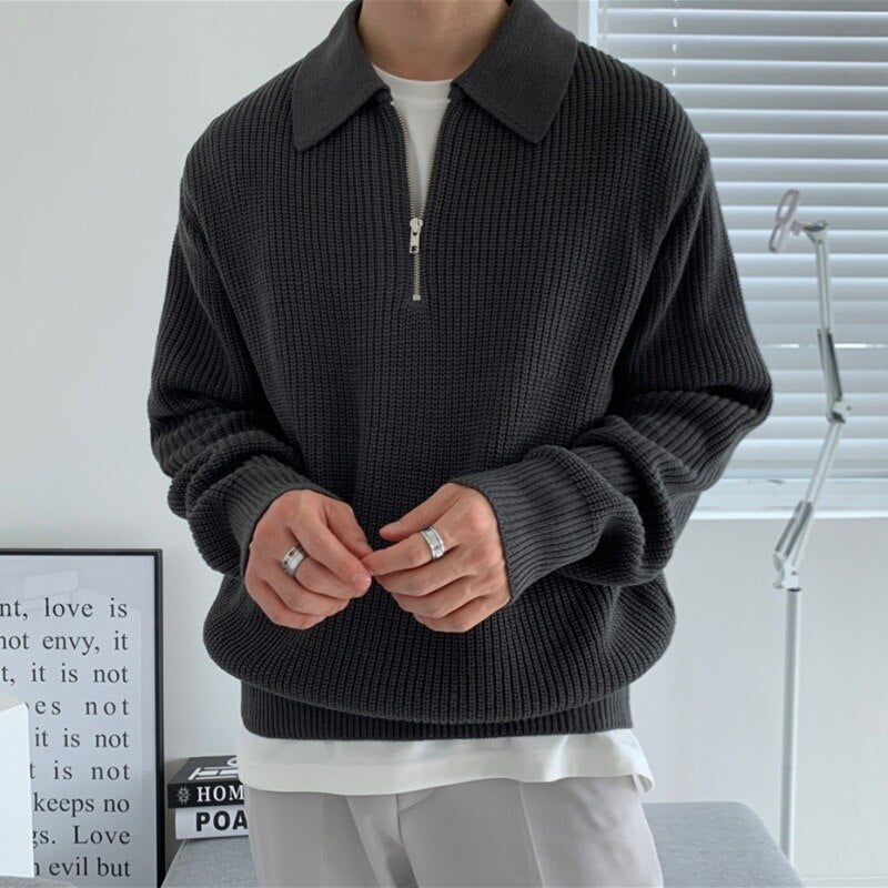 Schwarzer Strickpullover mit Reißverschluss, lässig und modern. Perfekt für Herrenmode, Herbstmode, stilvolle Freizeitkleidung.