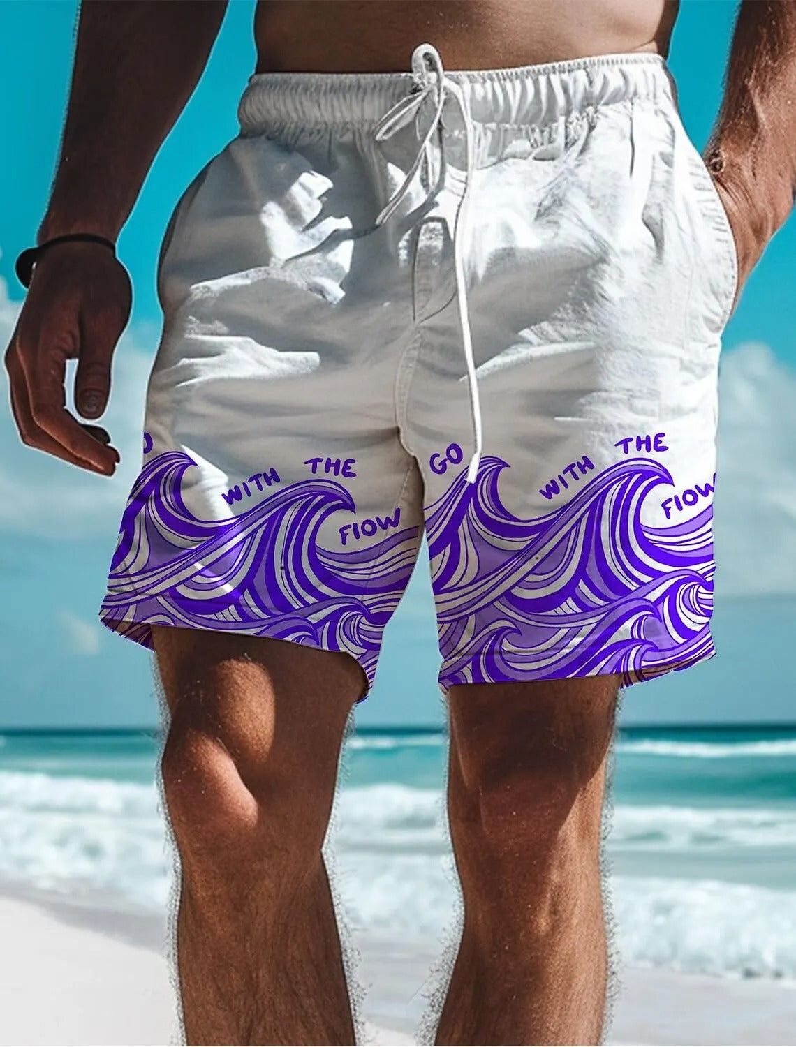 Herren-Badeshorts weiß mit lila Wellenmuster, Strandmode, Sommerbekleidung.