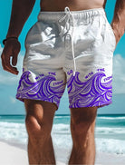 Herren-Badeshorts weiß mit lila Wellenmuster, Strandmode, Sommerbekleidung.