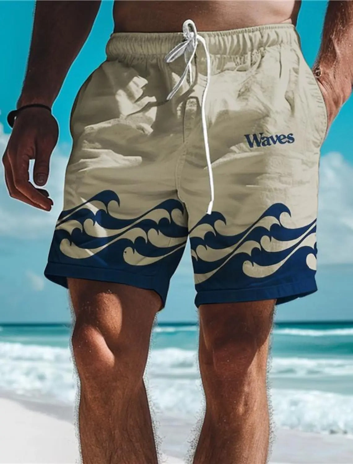 Beige Badeshorts mit blauen Wellenmuster, Herrenmode, Strandbekleidung, Sommertrends.