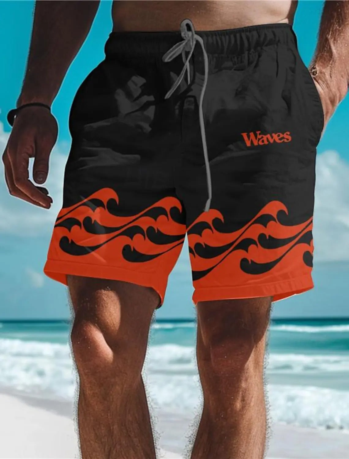 Schwarze Badeshorts mit orangefarbenem Wellenmuster, Herrenmode, Strandbekleidung.