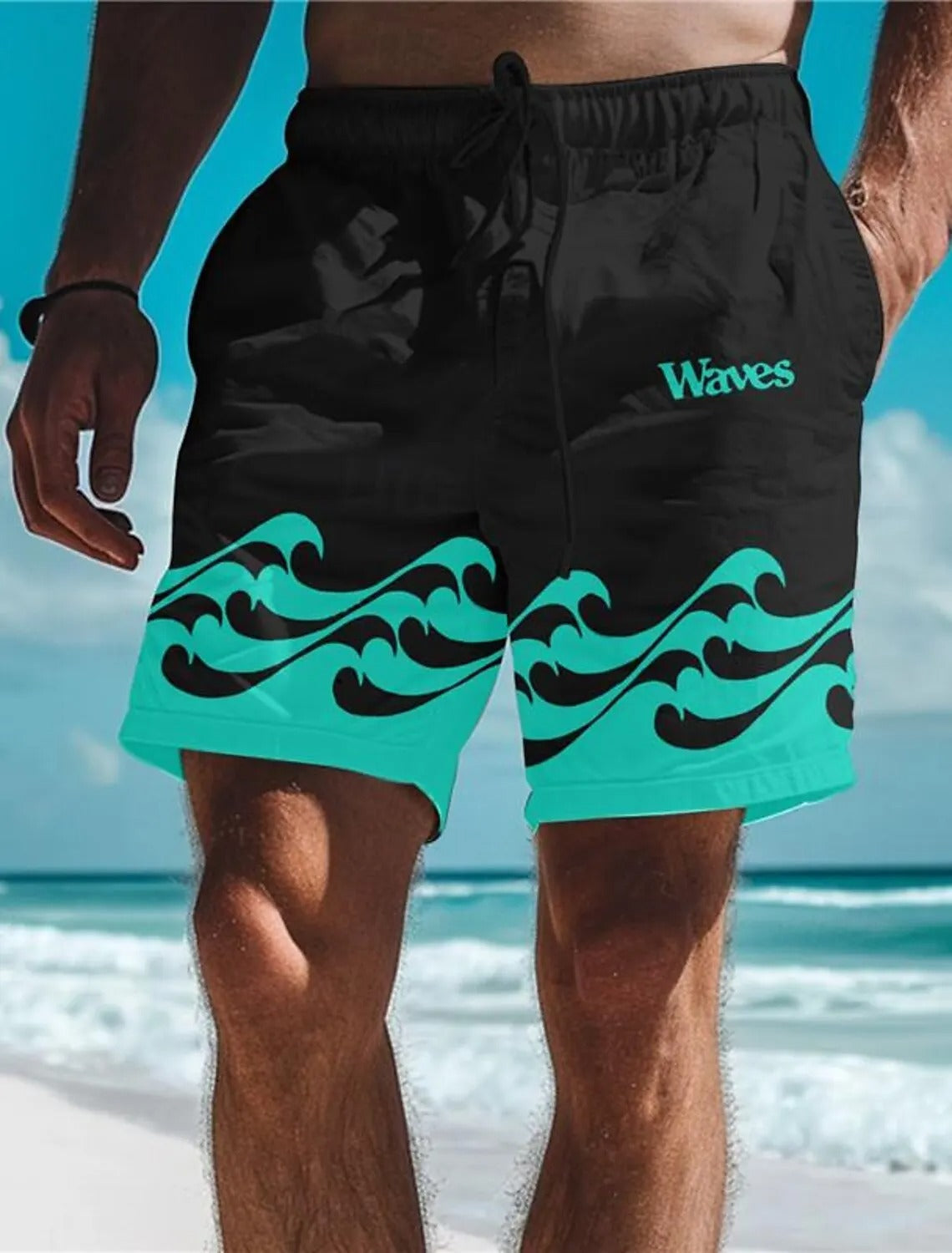 Schwarze Badeshorts mit türkisfarbenem Wellenmuster, Herrenmode, Strandbekleidung.