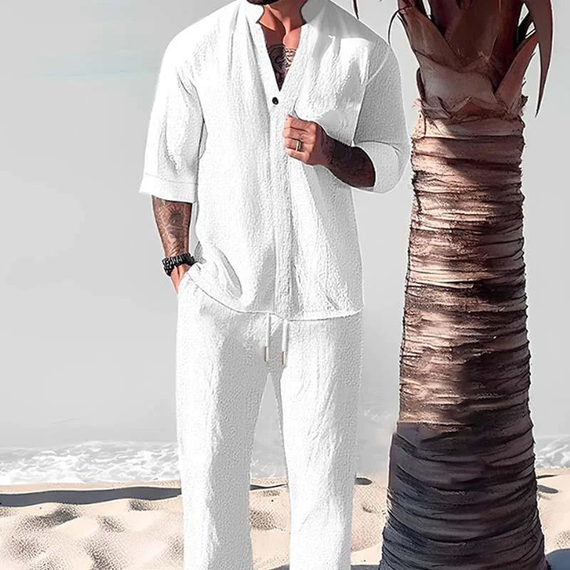 Eleganter weißer Leinenanzug für Herren am Strand, ideal für Sommermode. Perfekt für lässige Anlässe und Urlaubsoutfits.