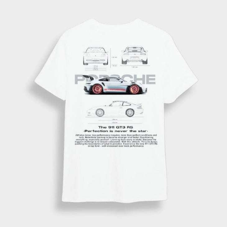 Weißes T-Shirt mit Porsche 911 GT3 RS Design, Auto-Illustrationen und Text. Perfekt für Auto-Enthusiasten und Porsche-Fans.