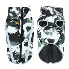 Camouflage Hundemantel mit reflektierenden Streifen, wasserdicht und warm, ideal für Outdoor-Aktivitäten. Perfekt für kleine bis mittelgroße Hunde.