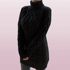 Schwarzes Strickkleid mit Zopfmuster, Rollkragen und langen Ärmeln. Perfekt für Herbstmode, warm und stilvoll. Ideal für Damenmode-Trends.