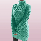 Stylisches Strickkleid in Türkis mit Zopfmuster, Rollkragen und langen Ärmeln. Perfekt für Herbstmode und gemütliche Wintertage.