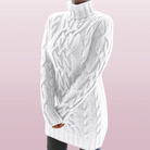 Stylisches weißes Strickkleid mit Zopfmuster, Rollkragen und langen Ärmeln. Perfekt für gemütliche Wintertage. Damenmode, warm, elegant.