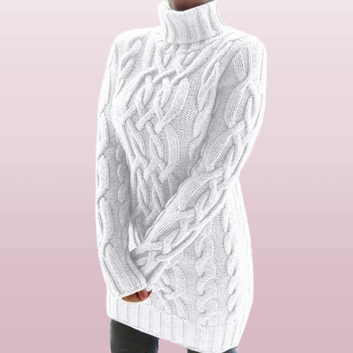 Stylisches weißes Strickkleid mit Zopfmuster, Rollkragen und langen Ärmeln. Perfekt für gemütliche Wintertage. Damenmode, warm, elegant.