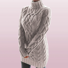 Stylisches Strickkleid mit Zopfmuster, Rollkragen und langen Ärmeln. Perfekt für den Winter, hält warm und ist modisch zugleich.
