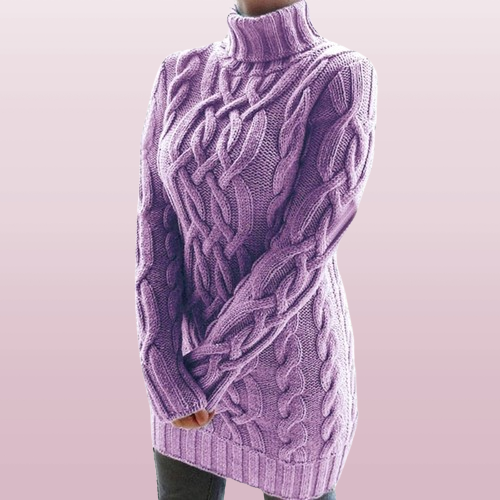 Lila Strickkleid mit Zopfmuster, Rollkragen und langen Ärmeln. Perfekt für Herbstmode, warm und stilvoll. Damenmode, Winterkleidung.