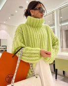Damenpullover 2023: Flauschiger, langärmeliger, gestrickter Rollkragenpullover in Solide Farbe. Wintermode, gemütlich, stilvoll.