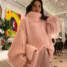 Damenpullover 2023: Flauschiger, langärmeliger Strickpullover mit hohem Kragen in Rosa. Perfekt für den Winter. Modetrend, gemütlich, elegant.