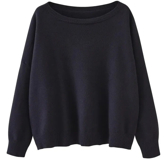Schwarzer Oversize-Pullover aus Baumwolle, ideal für Herbstmode. Bequemes Design, vielseitig kombinierbar, perfekt für lässige Outfits.
