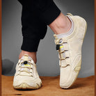 Beige Herren-Sneaker aus echtem Leder, rutschfest, bequem, ideal für Outdoor-Aktivitäten. Modische Slip-On-Loafer für Herbst.