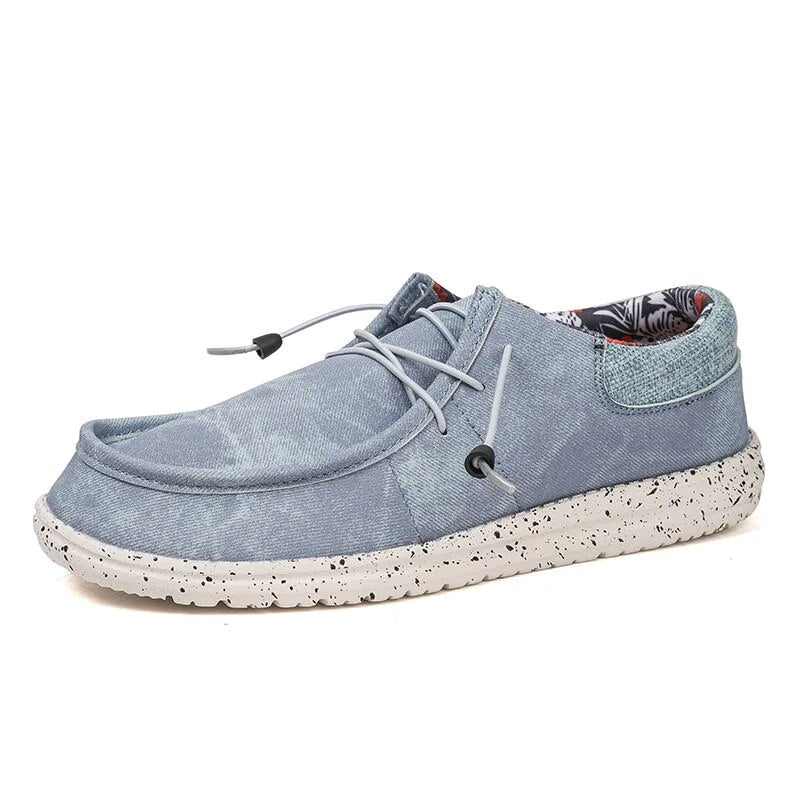 Leichte blaue Herren-Slipper aus Canvas, modisch und bequem, ideal für den Alltag. Trendige, flache Loafers mit rutschfester Sohle.