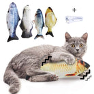 Graue Katze mit zappelndem Fischspielzeug, USB-Ladekabel, interaktives Katzenspielzeug.