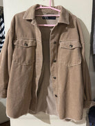 Beige Zara Cordjacke, lässiger Stil, mit Knopfleiste und Brusttaschen. Perfekt für Herbstmode und vielseitige Outfits.