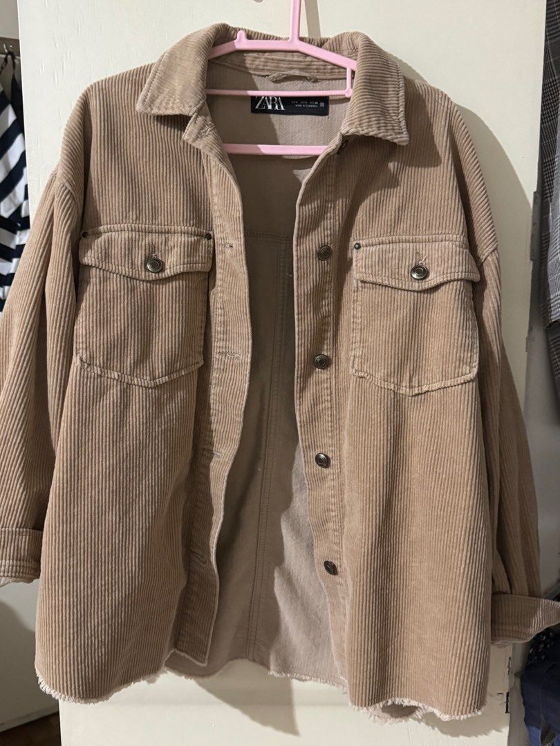 Beige Zara Cordjacke, lässiger Stil, mit Knopfleiste und Brusttaschen. Perfekt für Herbstmode und vielseitige Outfits.