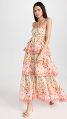 Elegantes, langes Sommerkleid mit floralen Mustern und Spitzenbesatz. Perfekt für besondere Anlässe. Damenmode, Boho-Stil, romantisch.
