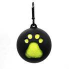 Schwarzer Ballhalter mit Pfotenmuster, ideal für Tennisbälle. Praktisches Hundezubehör, robust und leicht, perfekt für unterwegs.